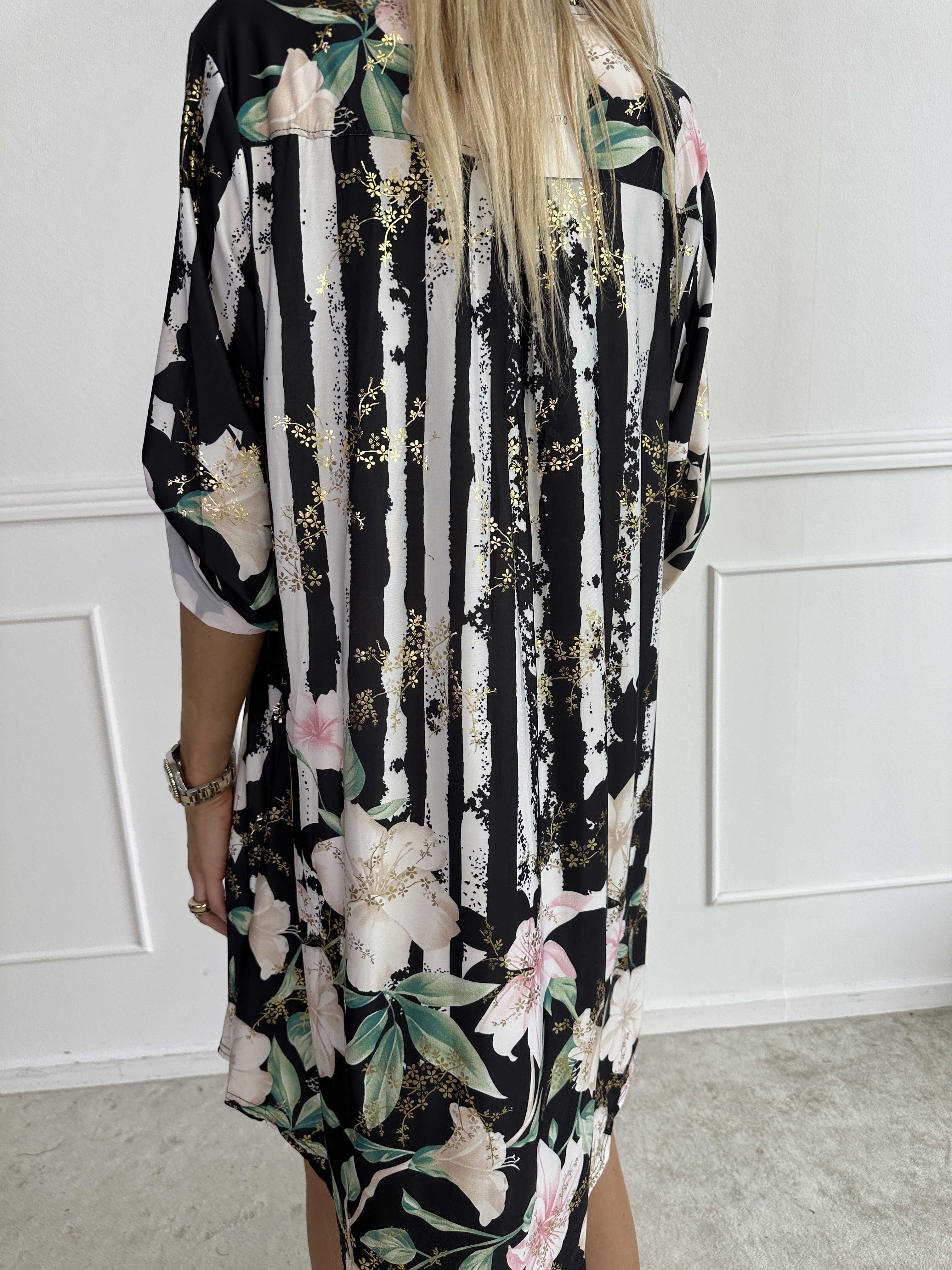 Ebba Floral Stripe Long - Elastisk blommig klänning med gulddetaljer